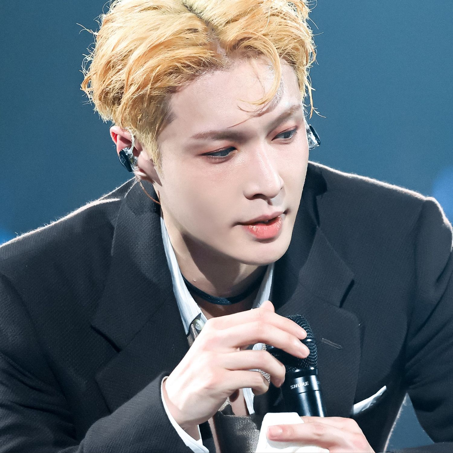 Behind-the-scenes cut of Lay (EXO)