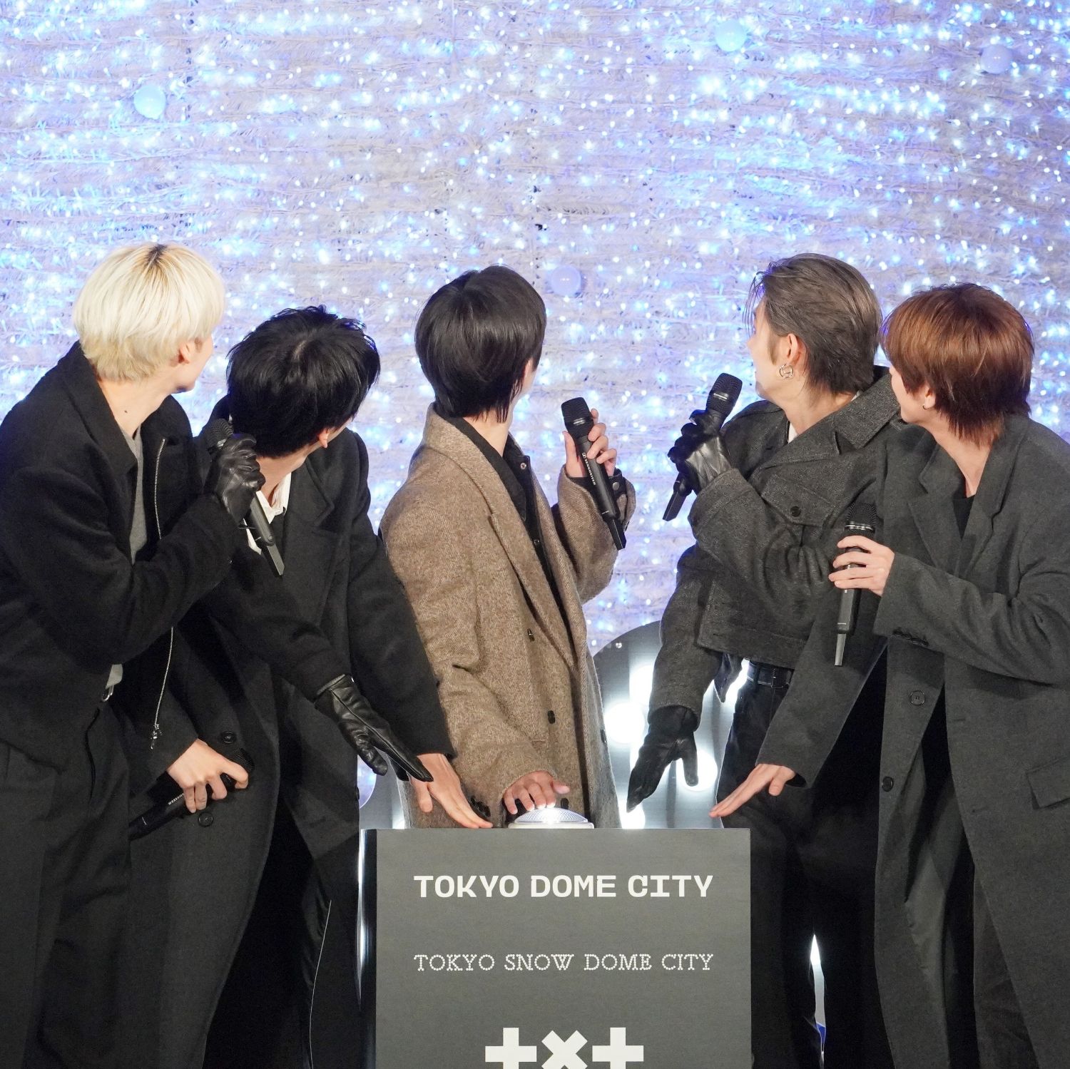 TOMORROW X TOGETHERの舞台裏ショット