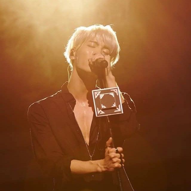 A moment captured by Jonghyun (SHINee)'s fan