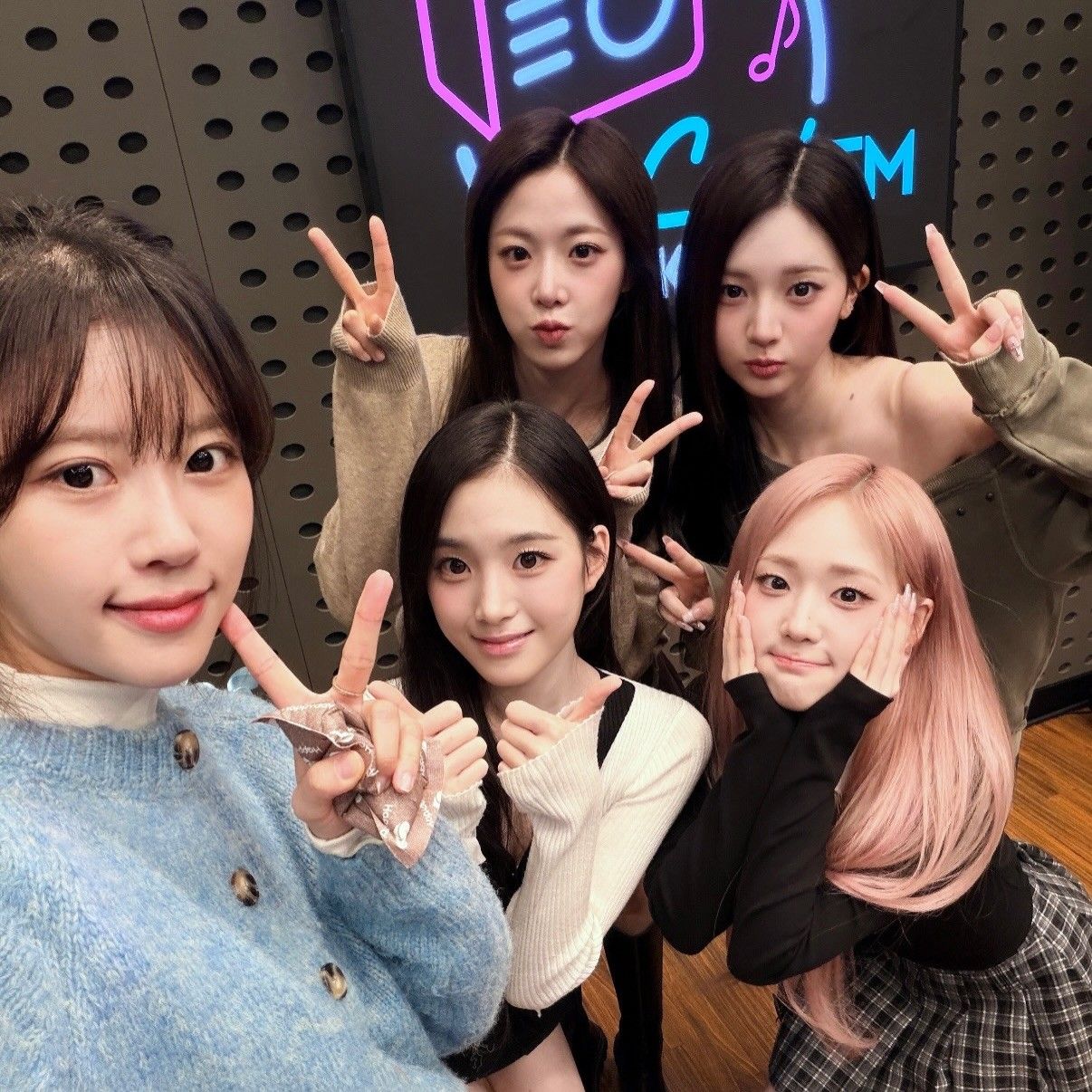 A moment captured by Lee Miju (Lovelyz)'s fan