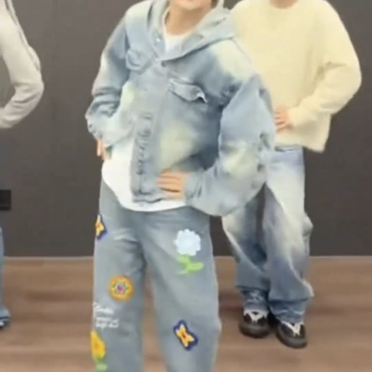 A moment captured by He Xinlong (ALPHA DRIVE ONE)'s fan