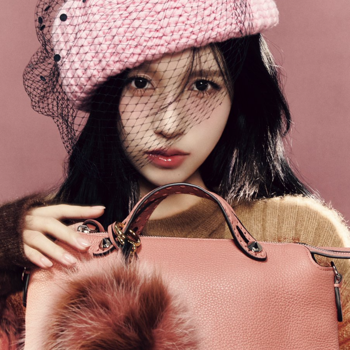 Behind-the-scenes cut of Mina (TWICE)