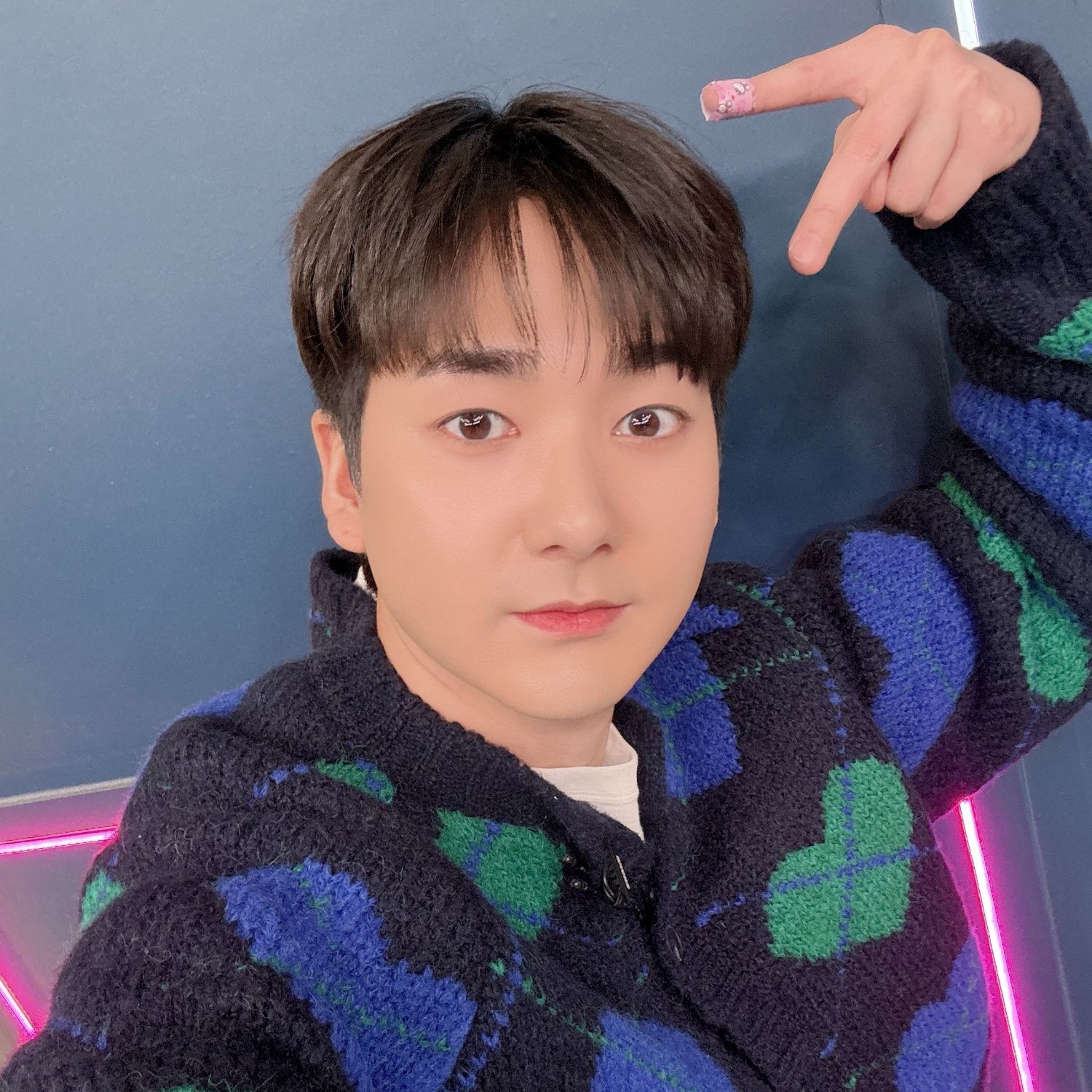 Behind-the-scenes cut of Aron