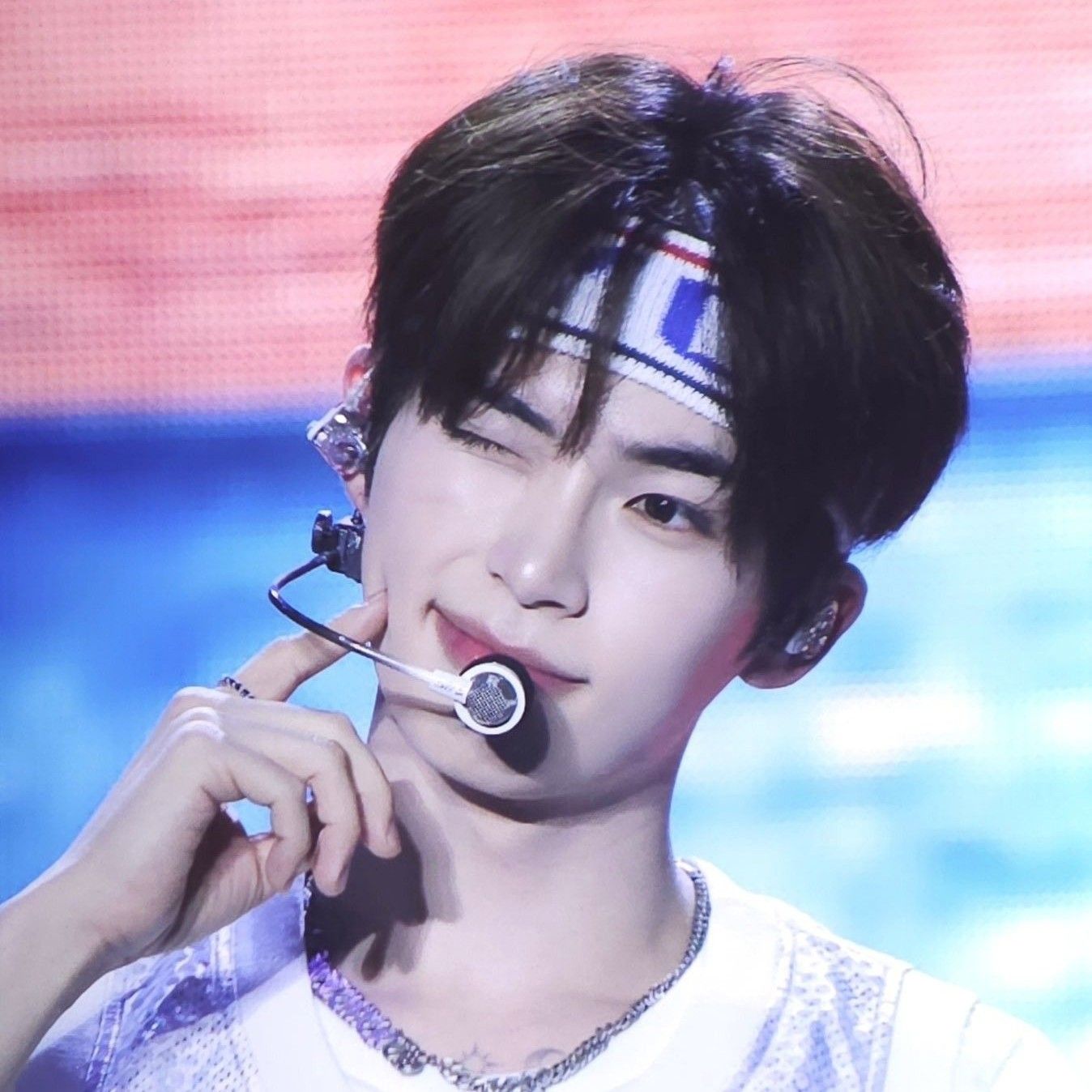Latest photo of Sung Hanbin (ZEROBASEONE)