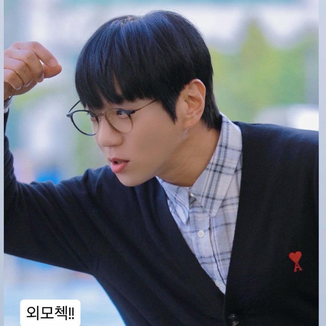 Momen yang diabadikan oleh penggemar Hwang Chiyeol