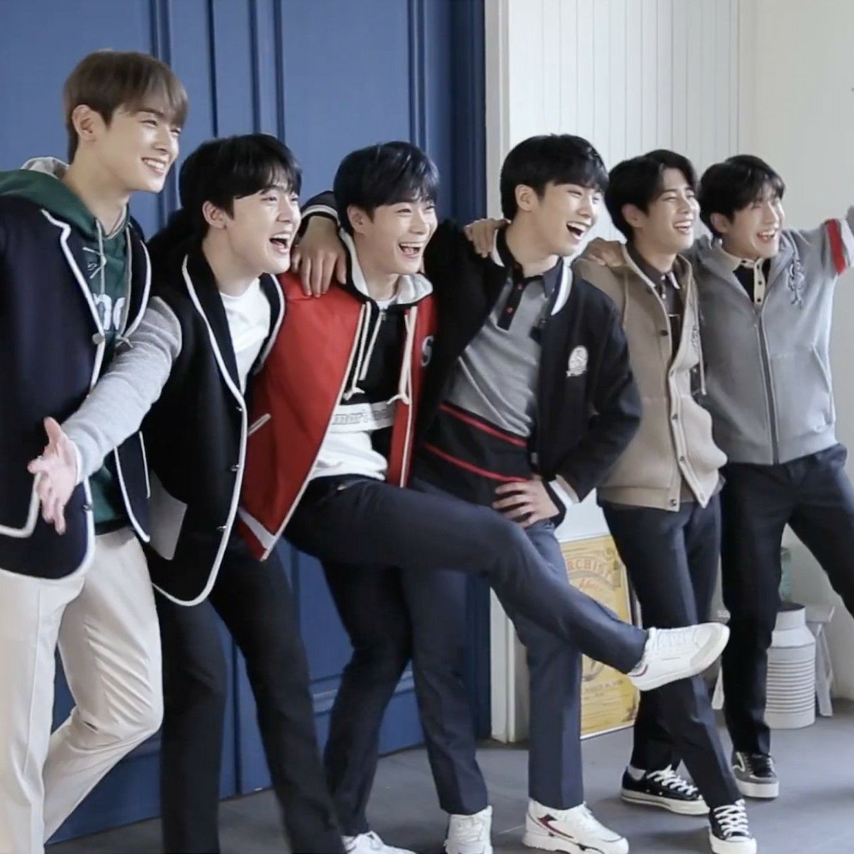 아스트로의 최신 사진