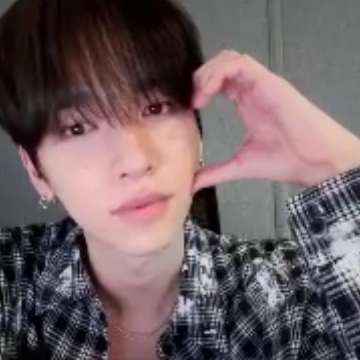 Behind-the-scenes cut of Hanjun (n.SSign)