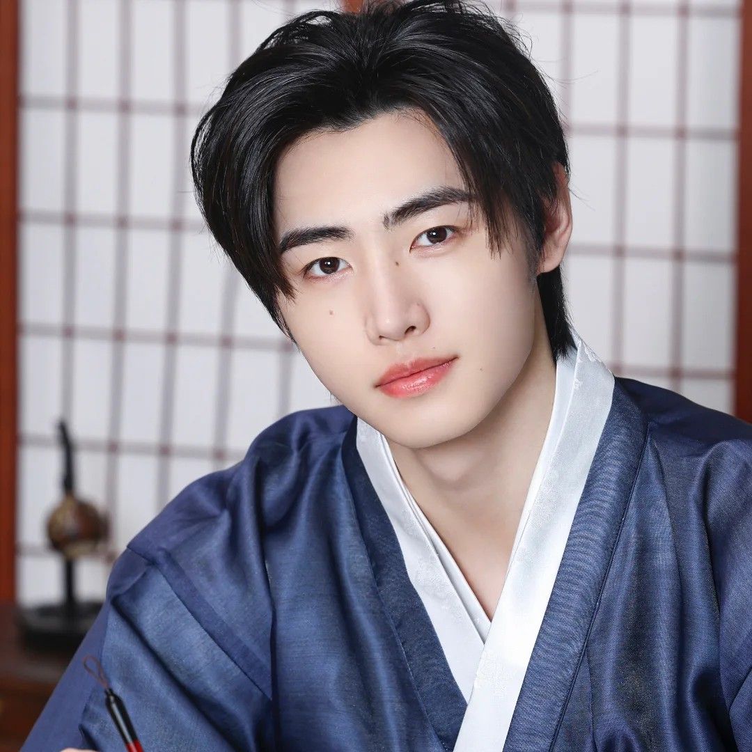 Latest photo of Sunghoon (ENHYPEN)