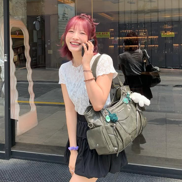 Recent activity shot of Moon Sua (Billlie)