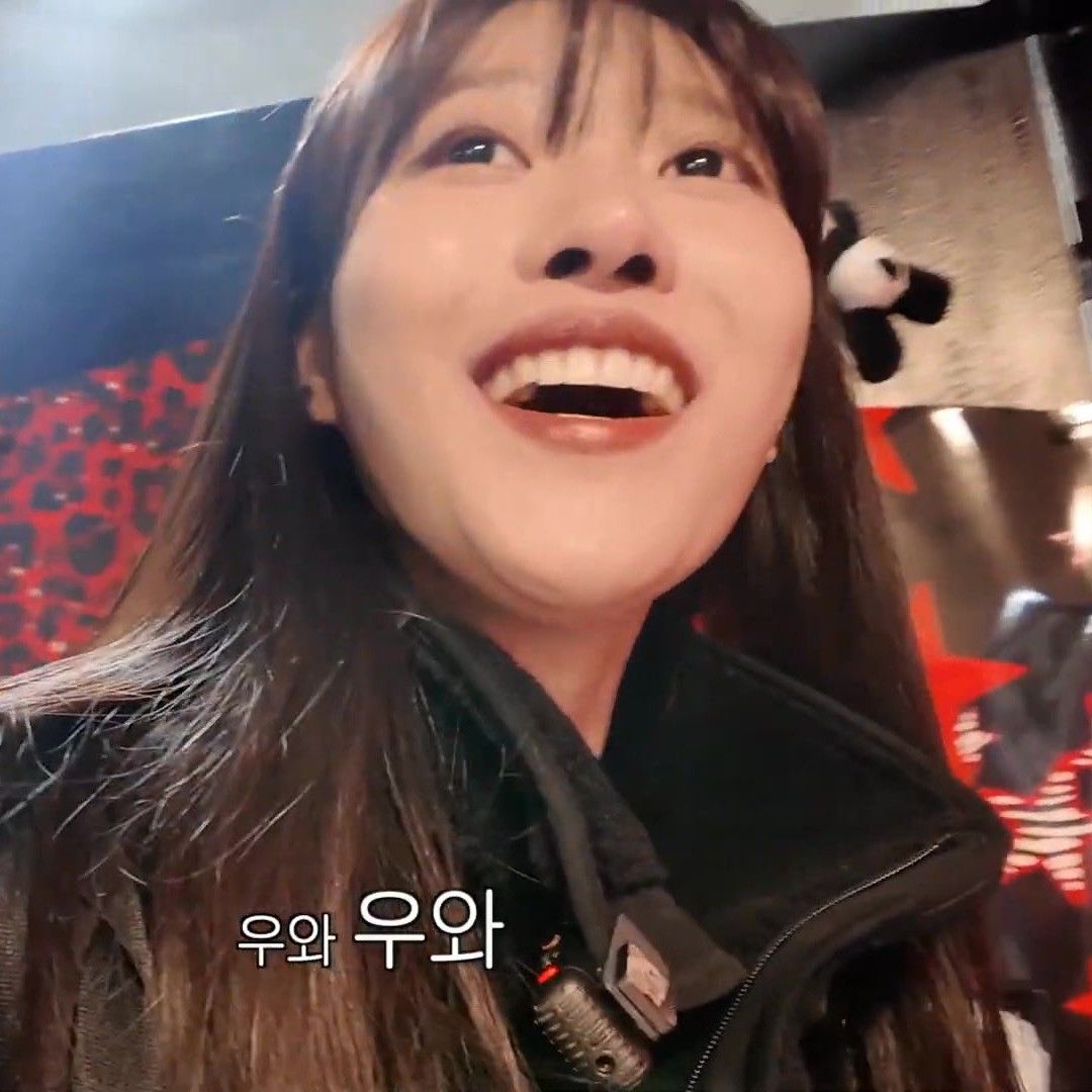 A moment captured by Lee Miju (Lovelyz)'s fan