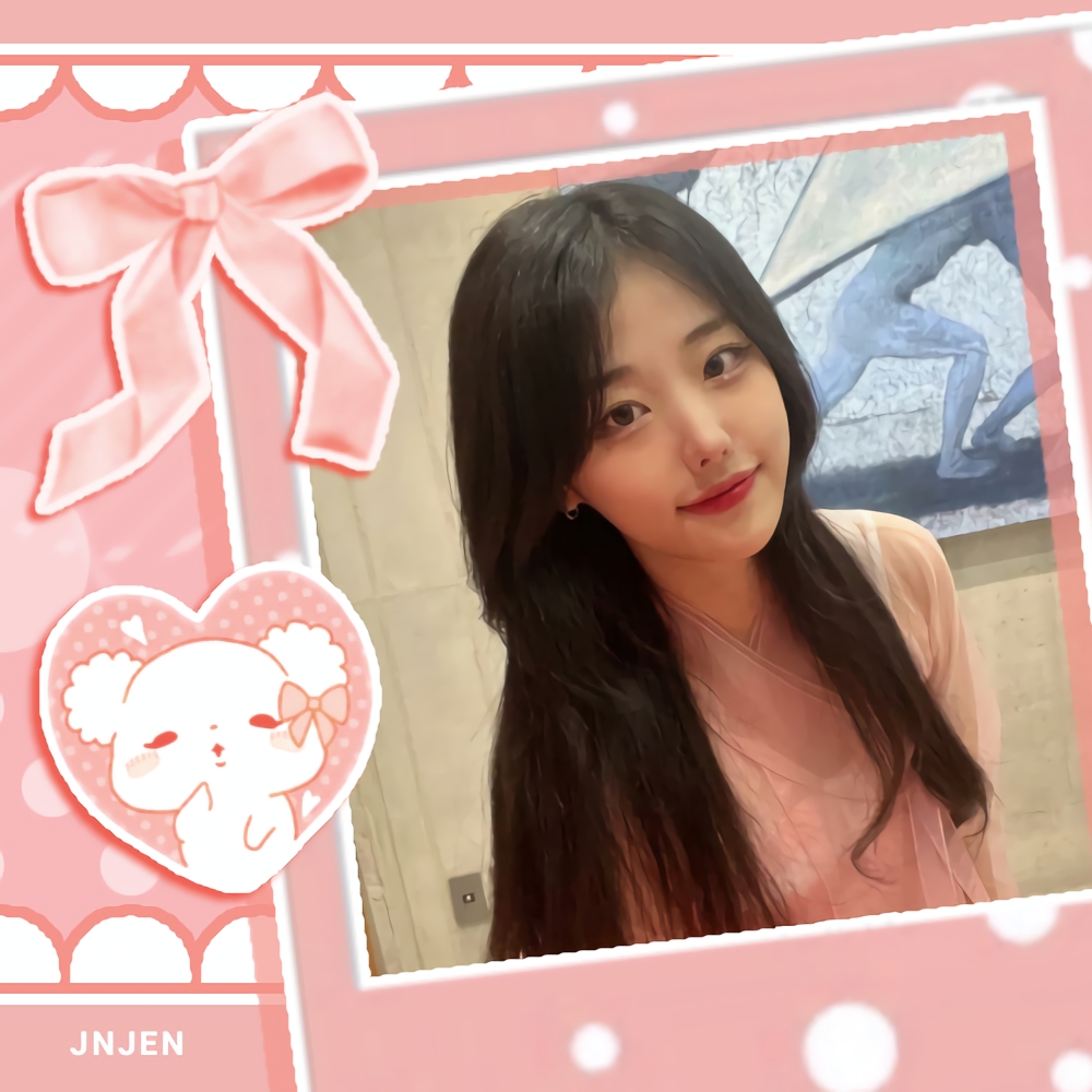 Latest photo of Hina (QWER)