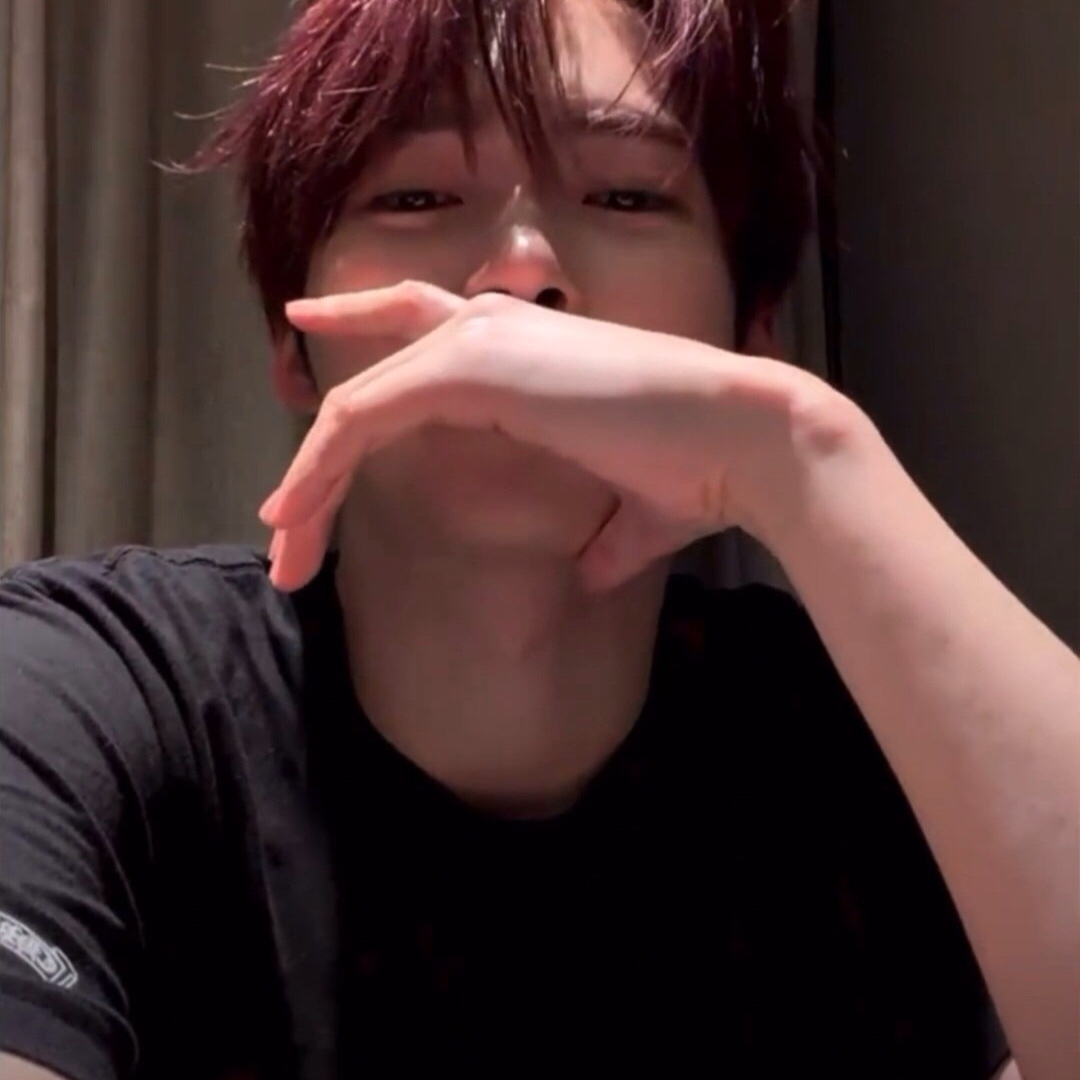 成韓彬 (ZEROBASEONE)的最新活動照片