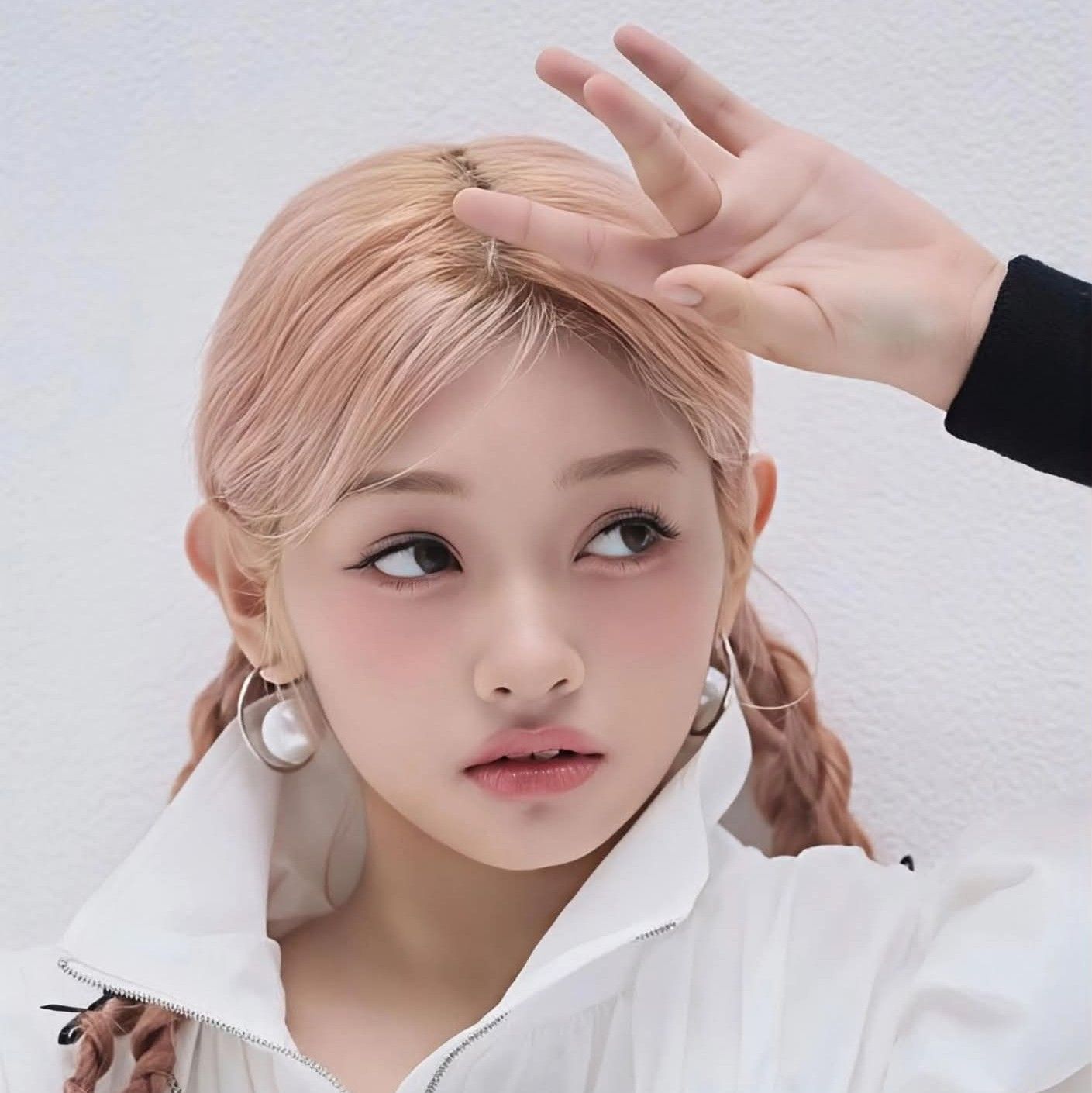 A moment captured by Gehlee (UNIS)'s fan