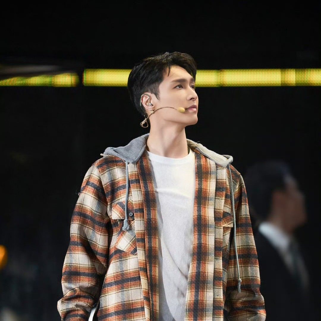 Behind-the-scenes cut of Lay (EXO)