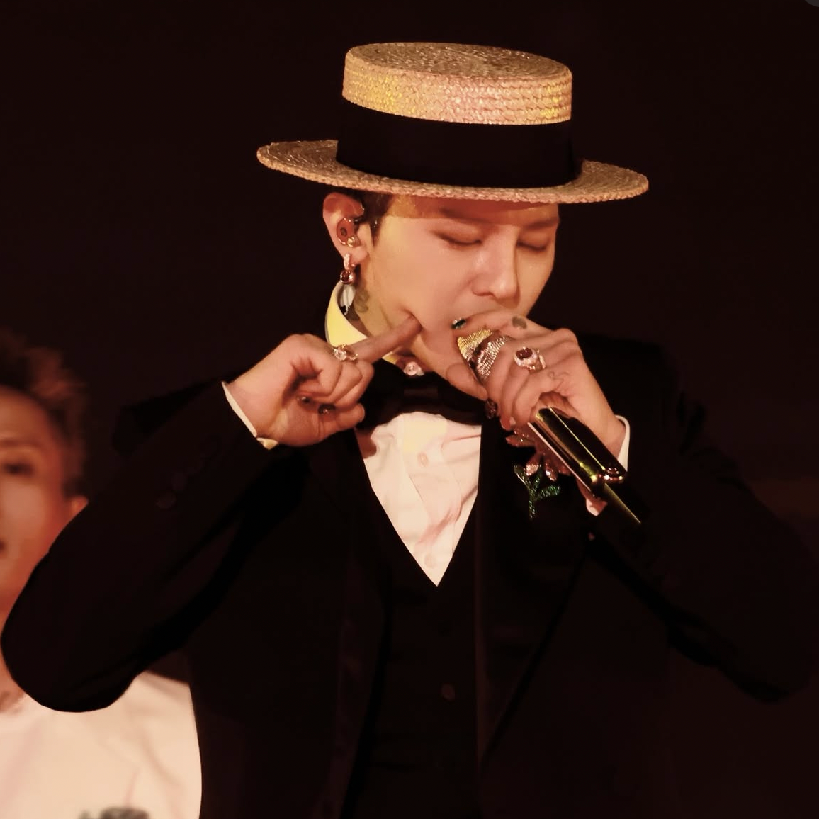 Foto aktivitas terbaru G-DRAGON (BIGBANG)