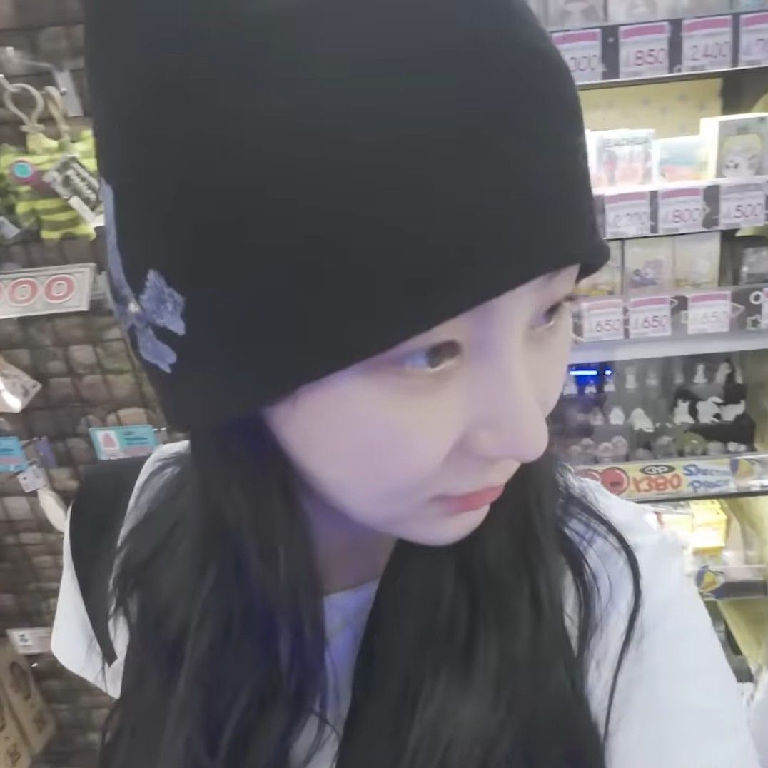 Behind-the-scenes cut of Lee Chaeyeon