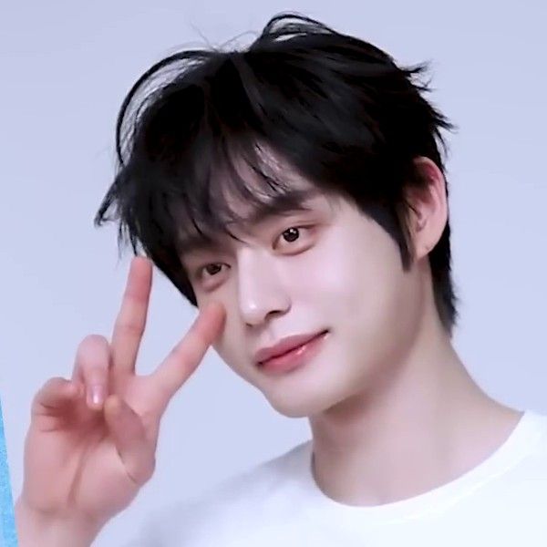 Recent activity shot of Kim Jiwoong (ZEROBASEONE)