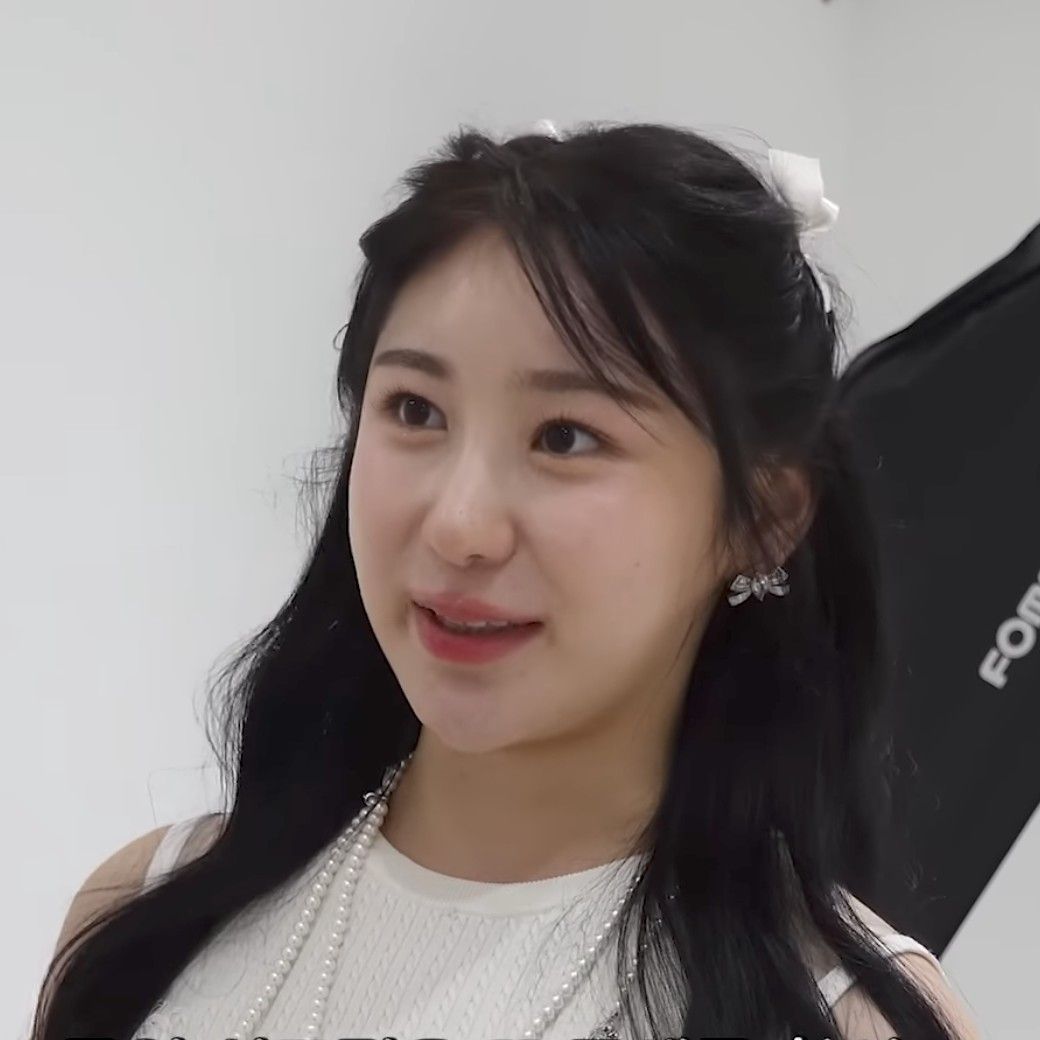 A moment captured by Lee Chaeyeon's fan
