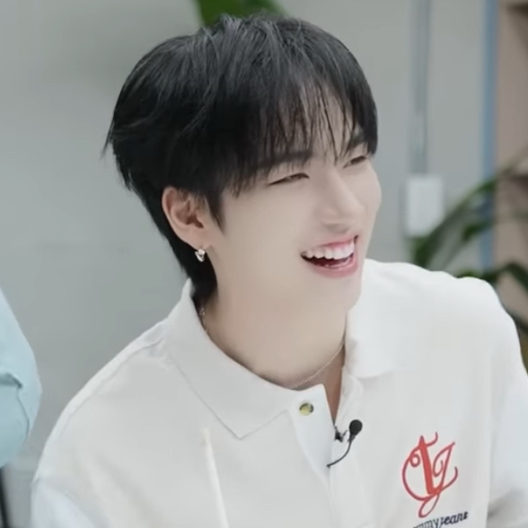 Behind-the-scenes cut of Hanjun (n.SSign)