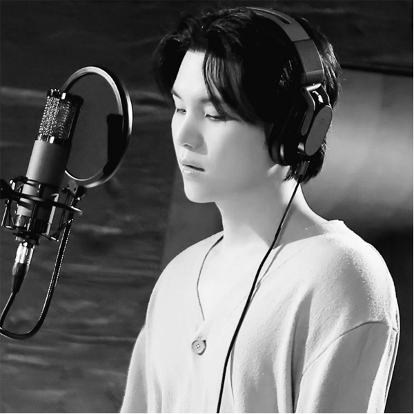 Foto aktivitas terbaru SUGA (BTS)