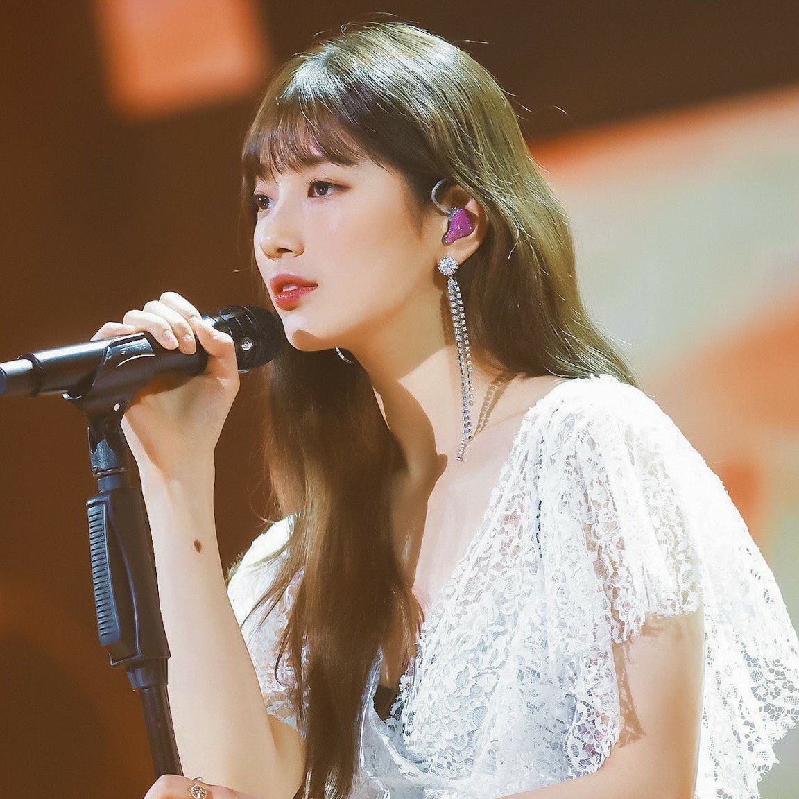 Behind-the-scenes cut of Suzy