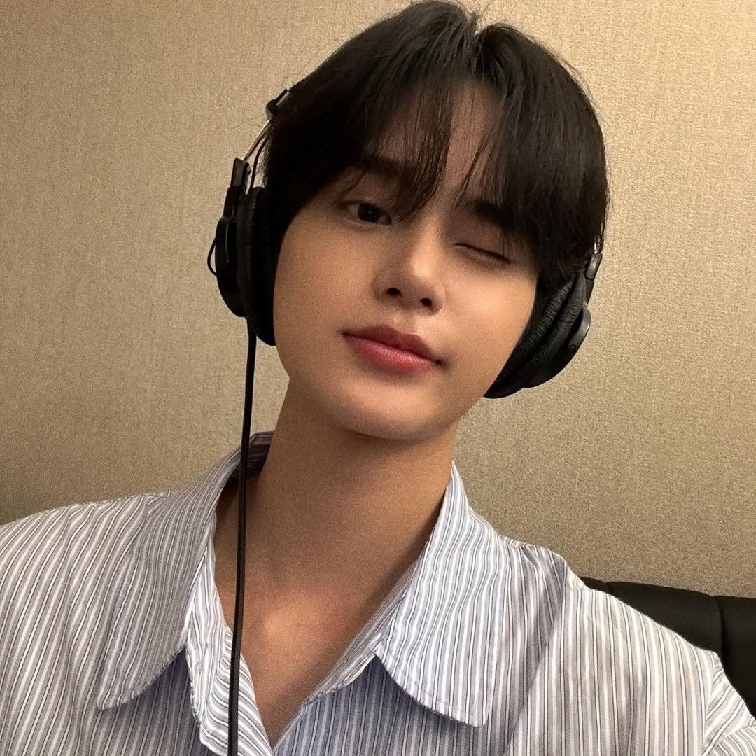 A moment captured by Lee Daehwi (AB6IX)'s fan