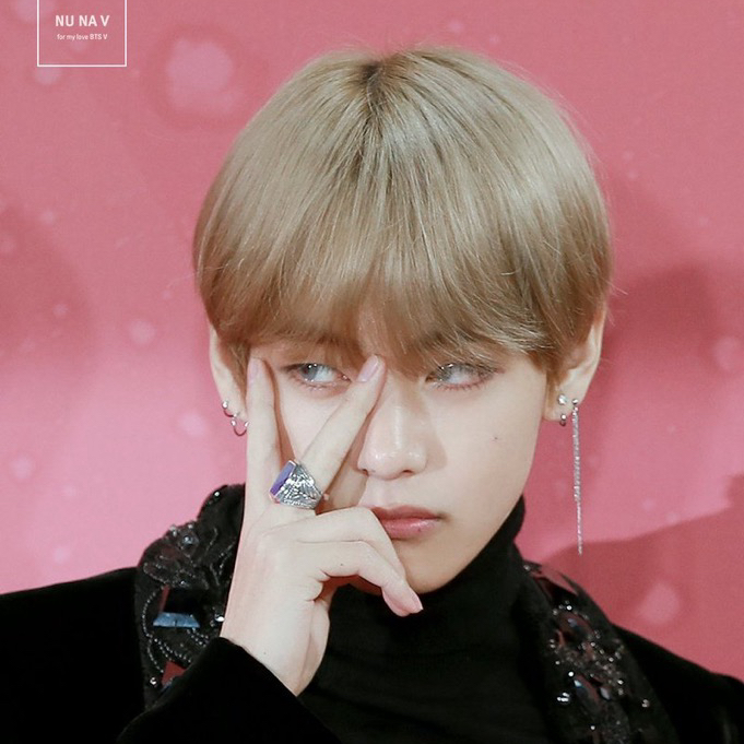 뷔 (방탄소년단)의 최신 사진