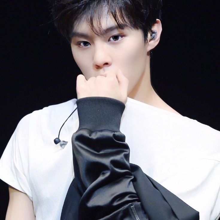 Behind-the-scenes cut of Kim Wooseok