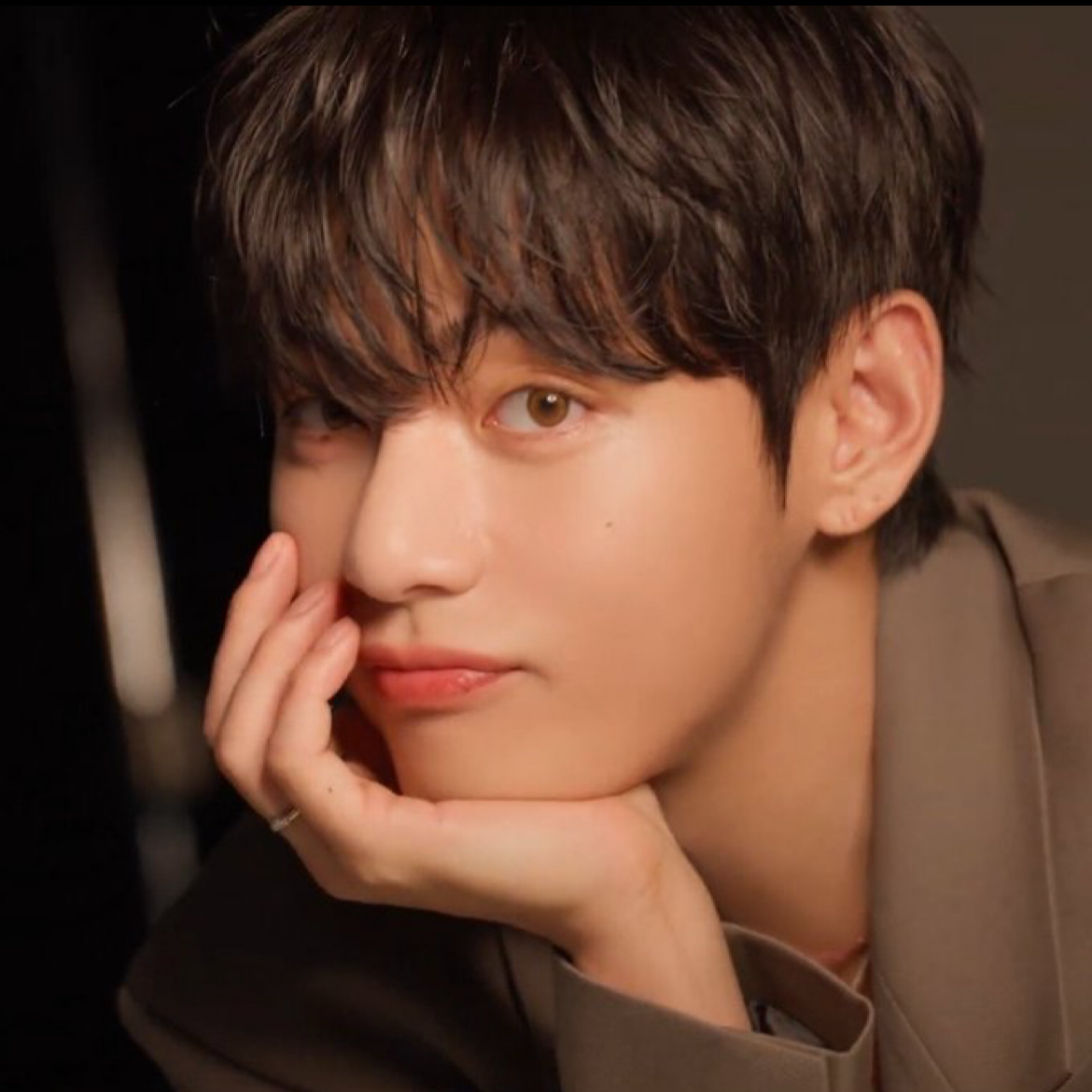 뷔 (방탄소년단)의 최신 사진