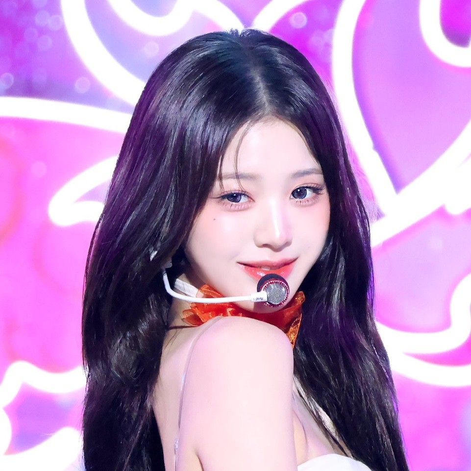 Recent activity shot of Jang Wonyoung (IVE)