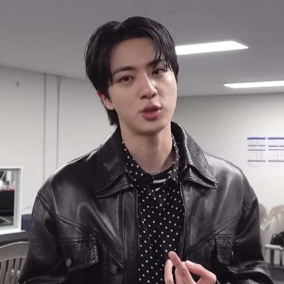 Foto aktivitas terbaru Jin (BTS)