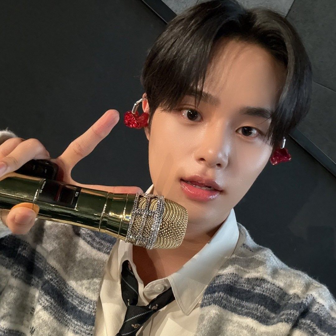 A moment captured by Lee Daehwi (AB6IX)'s fan