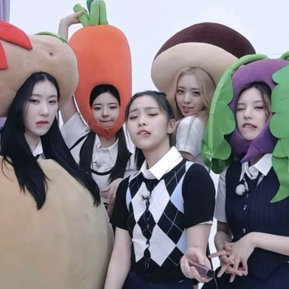 Behind-the-scenes cut of ITZY