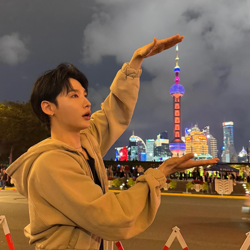 A moment captured by Jeon Woong (AB6IX)'s fan