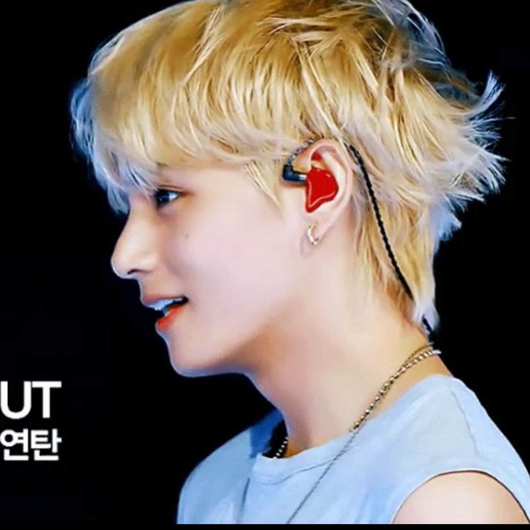 Behind-the-scenes cut of V (BTS)