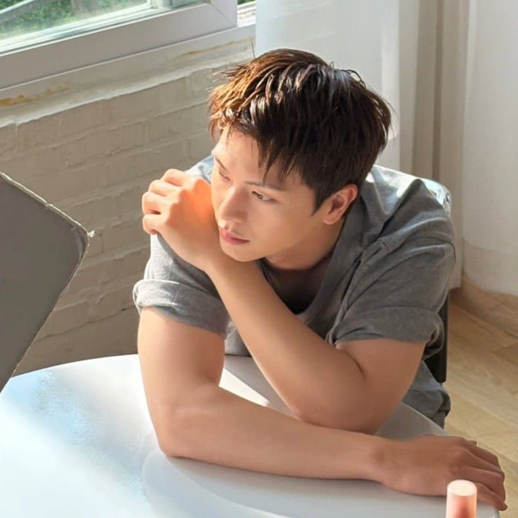 Behind-the-scenes cut of Yook Sungjae (BTOB)