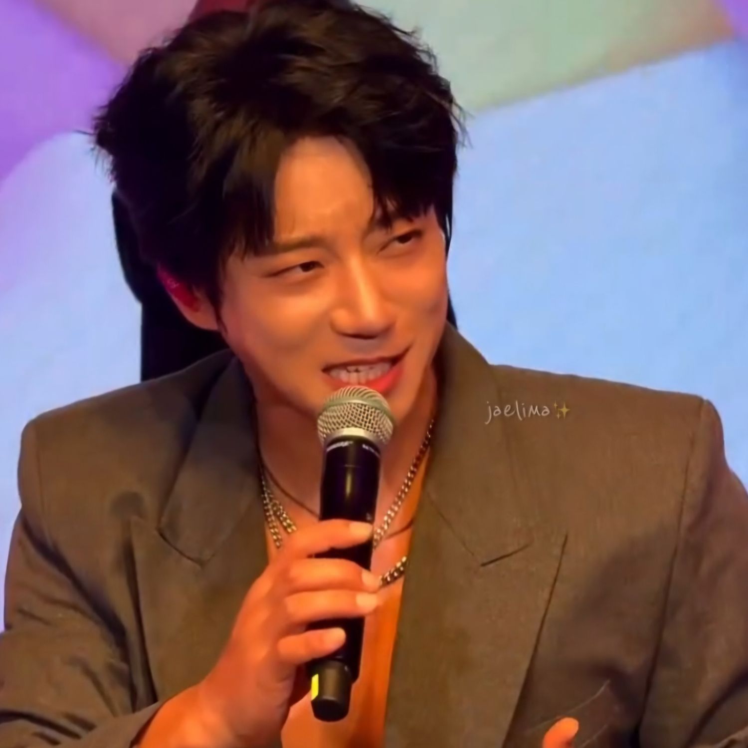 ファン・チヨルの舞台裏ショット