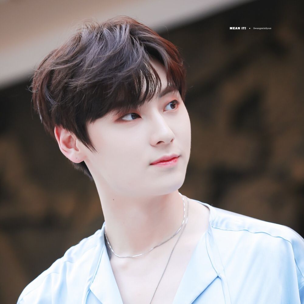 A moment captured by Hwang Minhyun's fan