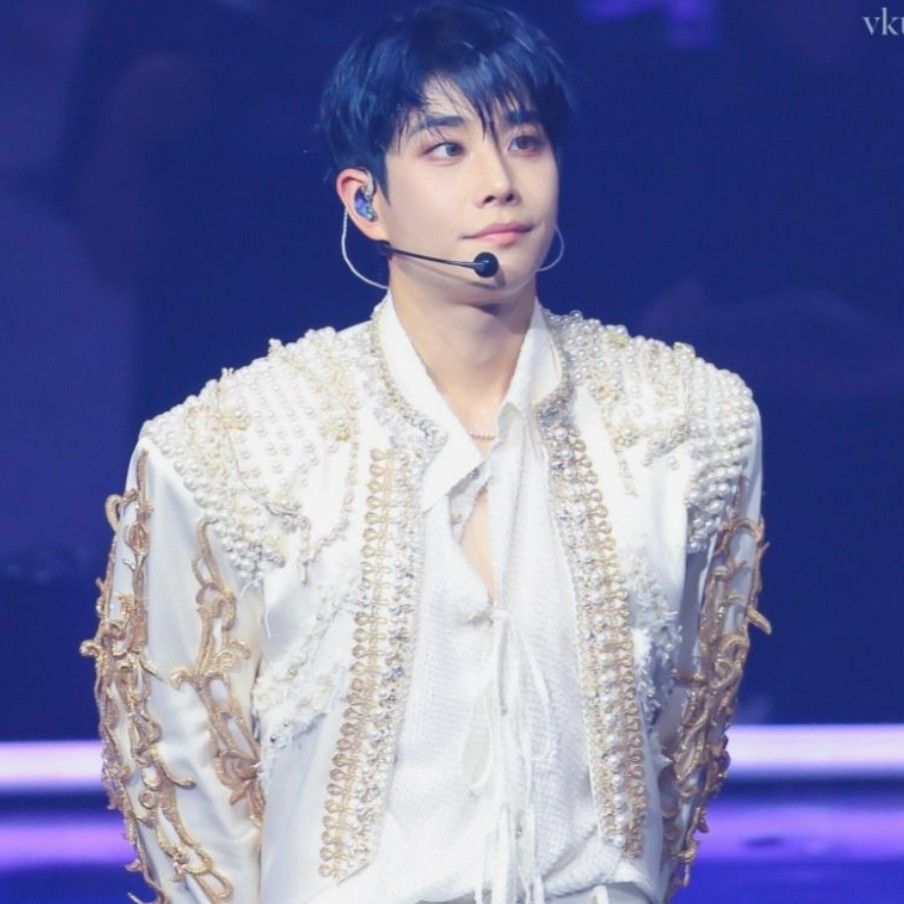 A moment captured by MJ (ASTRO)'s fan