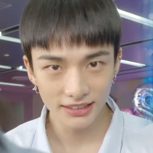 Foto aktivitas terbaru Hyunjin (Stray Kids)