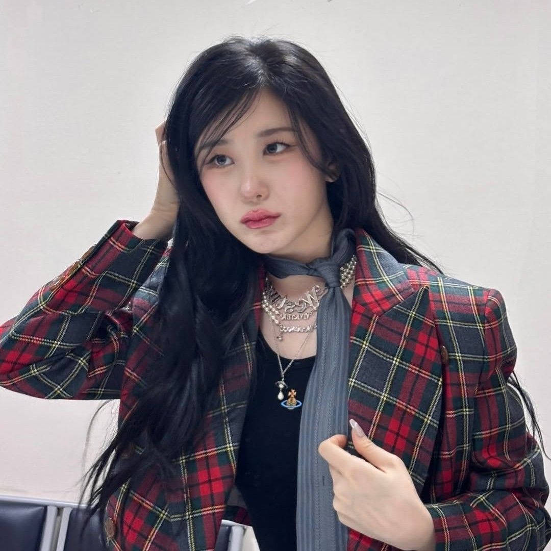 A moment captured by Lee Chaeyeon's fan