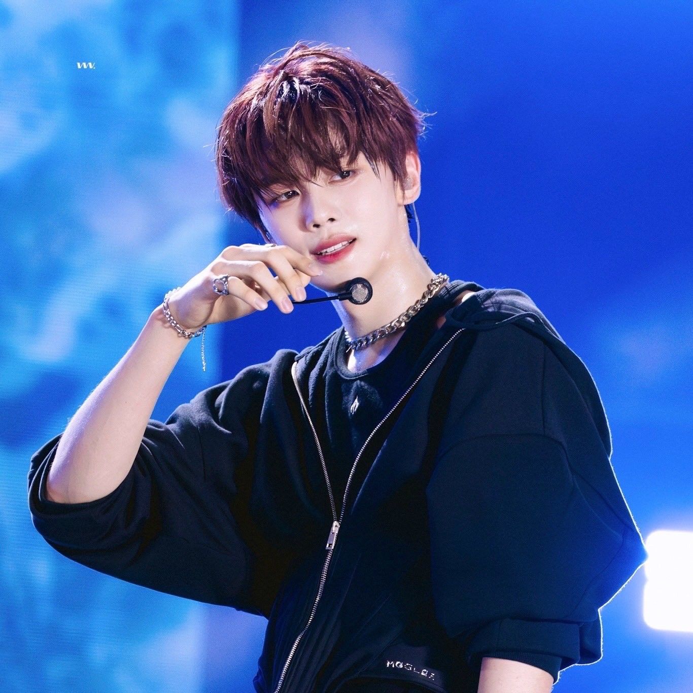 Foto terbaru Kim Gyuvin (ZEROBASEONE)