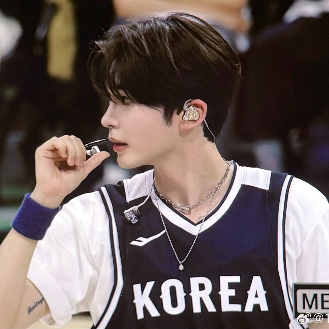 Behind-the-scenes cut of Sung Hanbin (ZEROBASEONE)