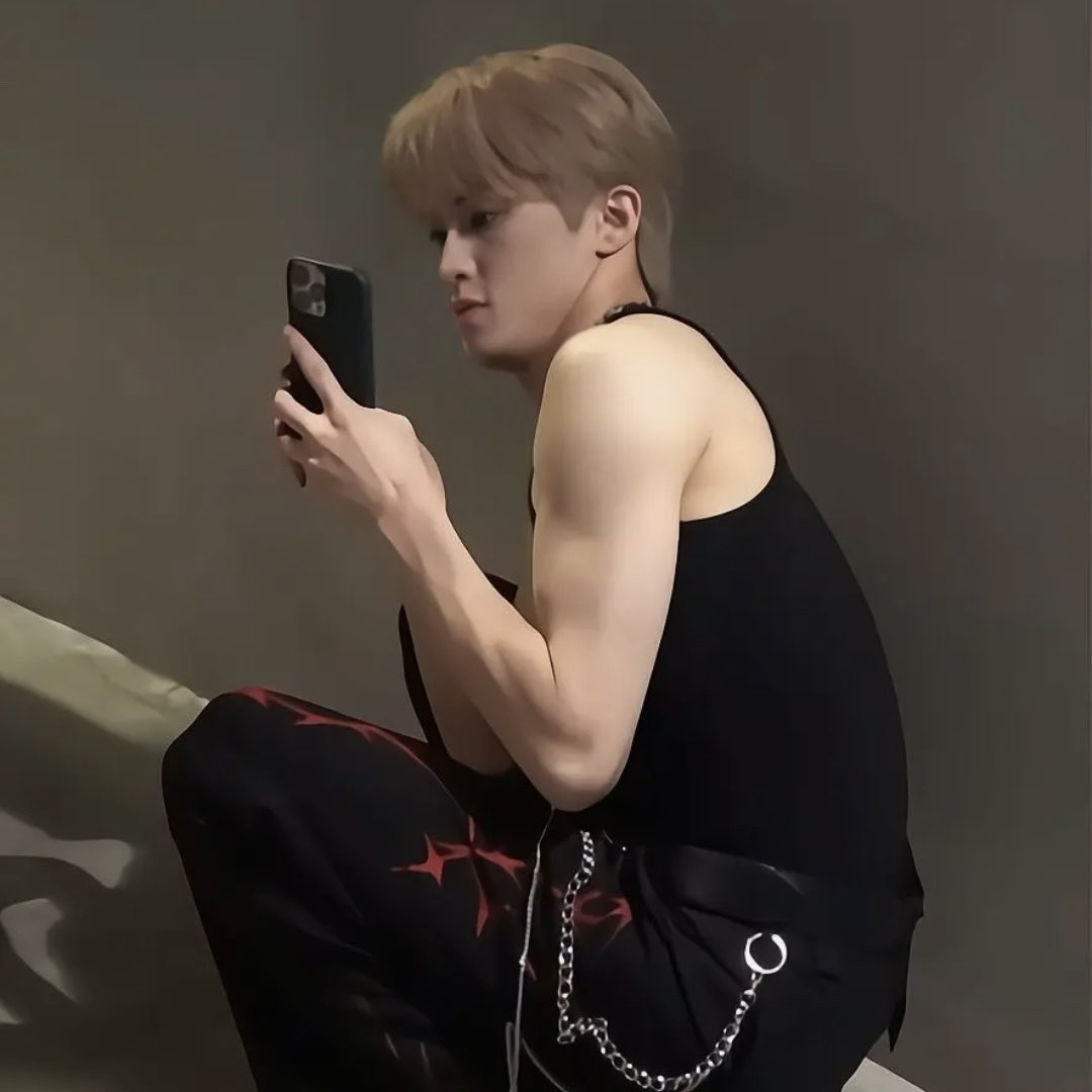 Behind-the-scenes cut of Mark (NCT 127, NCT DREAM)