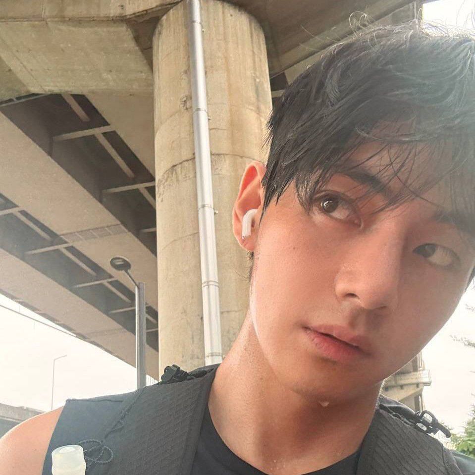 Latest photo of V (BTS)