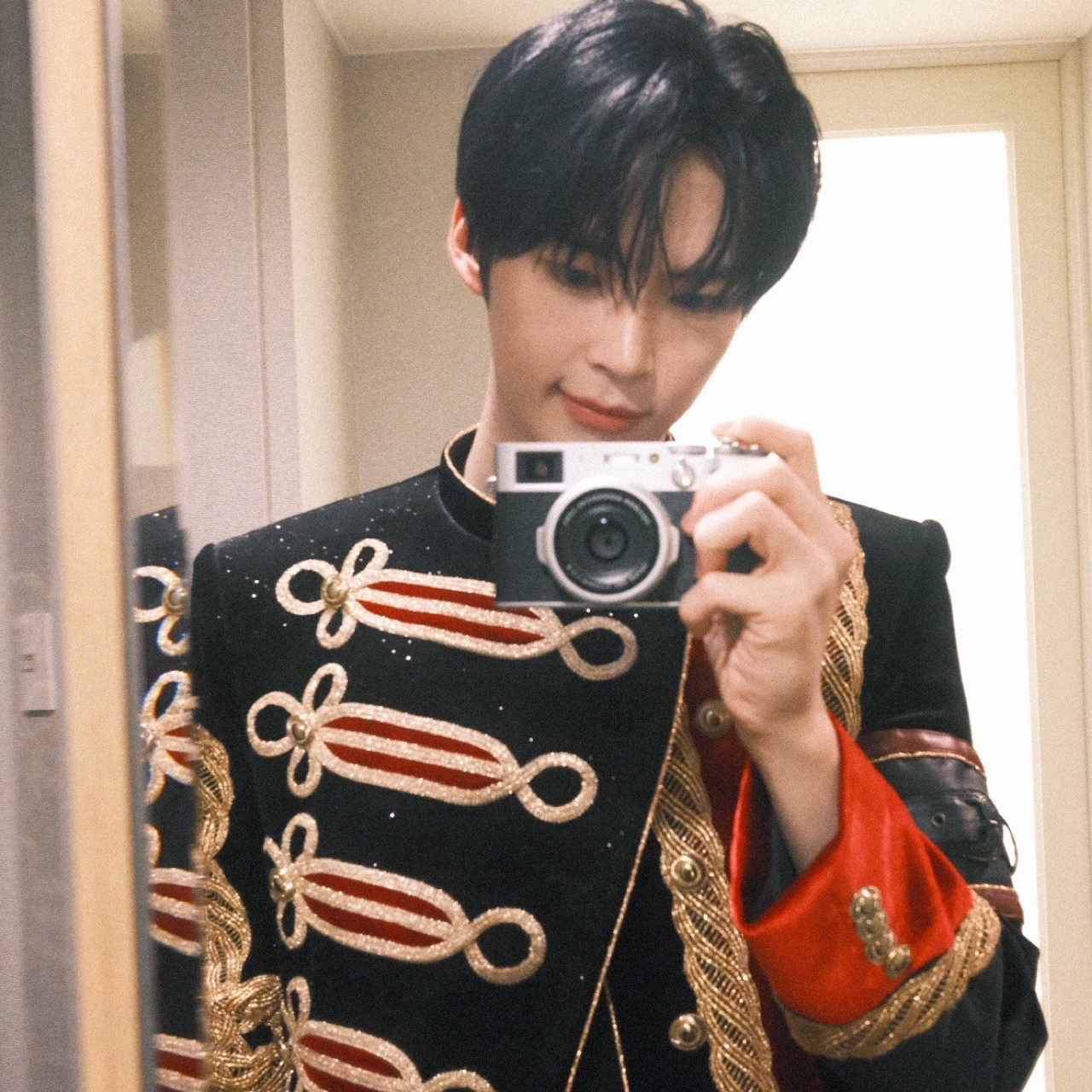 Foto terbaru Sung Hanbin (ZEROBASEONE)