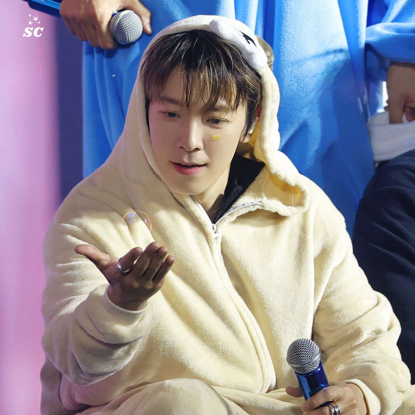 Behind-the-scenes cut of Donghae (Super Junior)