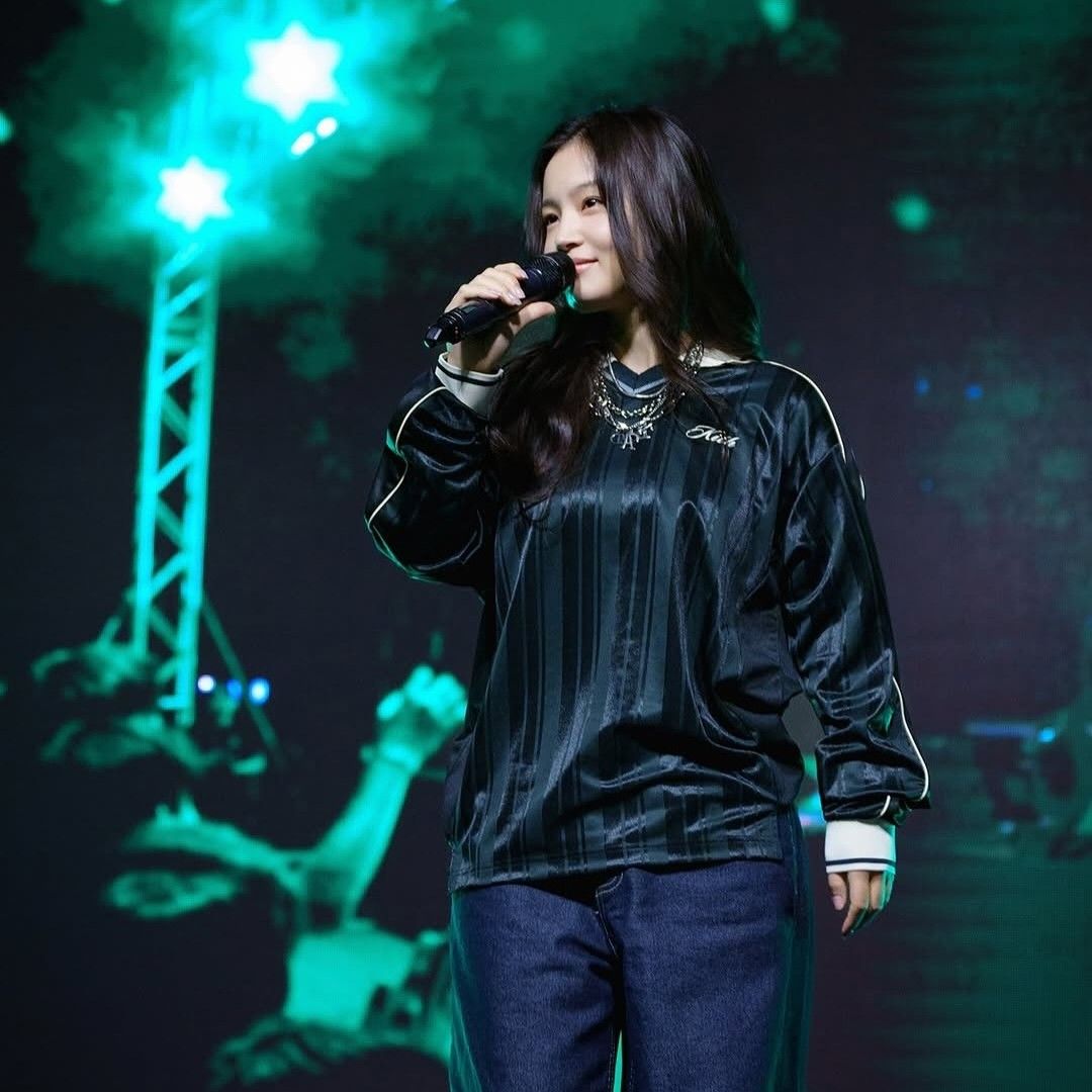 Recent activity shot of Lee Hi