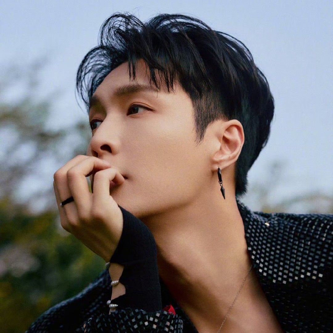 A moment captured by Lay (EXO)'s fan