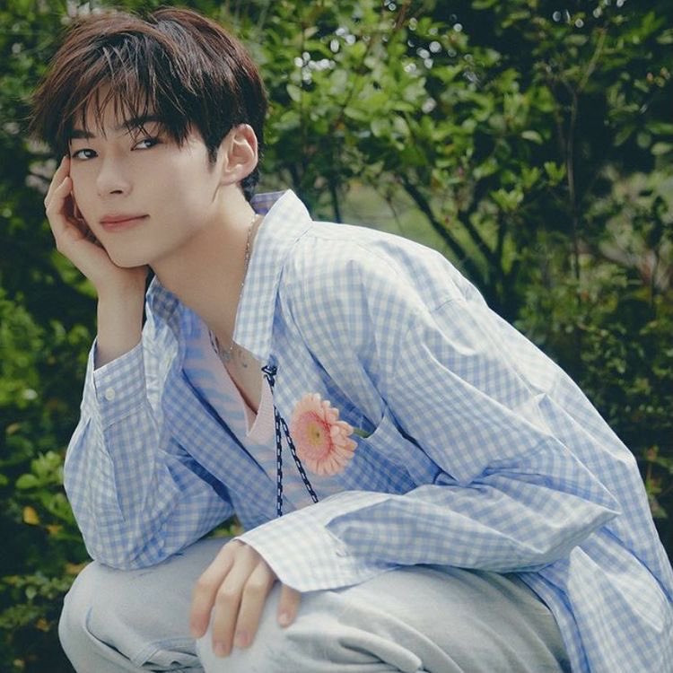 Recent activity shot of Sung Hanbin (ZEROBASEONE)